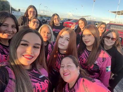 Ellas representan el rostro de una iniciativa deportiva insólita que busca legitimar el papel femenino en el automovilismo.