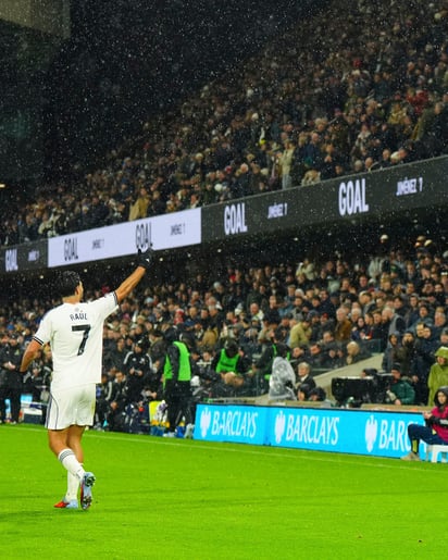Así celebró Jiménez junto a la afición londinense, que se entregó por completo al delantero mexicano.