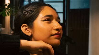 Andrea Sarahí Espinoza González se presenta en Permanencia con un doble papel: como creadora y como curadora, enlazando su obra con la visión colectiva de la muestra.