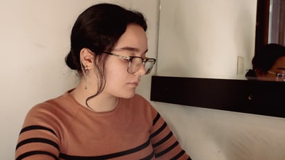 El texto de sala que acompaña la exposición fue concebido por Ana García, quien asumió la curaduría de esa pieza escrita.