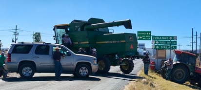 Maiceros. Los productores de maíz cerraron la carretera libre Durango-Gómez a la altura del entronque a Málaga y Zona Industrial.