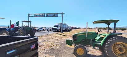 Problema. El cierre de las carreteras provocó largas filas de transportistas que esperan horas para poder avanzar y continuar su camino.