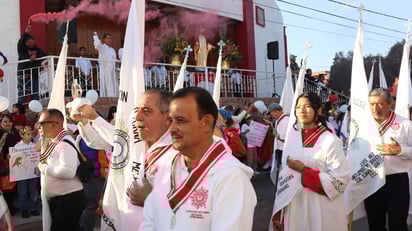 Caminata. Primero se llevó a cabo una caminata vespertina desde el templo hasta el estadio.








