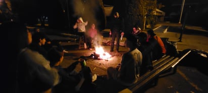 Las fogatas sirven mucho para acercar a los alumnos y convivir entre ellos, pero también para mitigar las bajas temperaturas de la noche, madrugada y mañana.