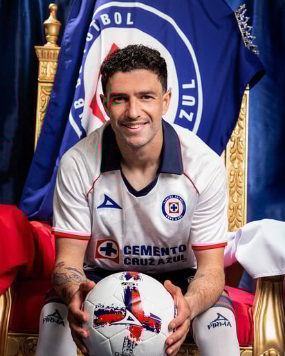 La casaca visitante cuenta con detalles blancos, tradicionalmente alineados con La Máquina Celeste.