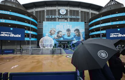 El imponente Etihad Stadium, casa del conjunto Sky Blue, fue sede de este lluvioso encuentro.