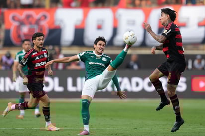 El árbitro argentino Darío Herrera tuvo que intervenir constantemente para enfriar un primer tiempo que se jugó más con pierna fuerte que con claridad ofensiva.