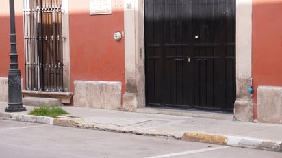 Accesibilidad. En el Centro Histórico, muchas rampas no cumplen con la pendiente ni el ancho reglamentario, y frecuentemente están obstruidas por mobiliario urbano o vehículos.