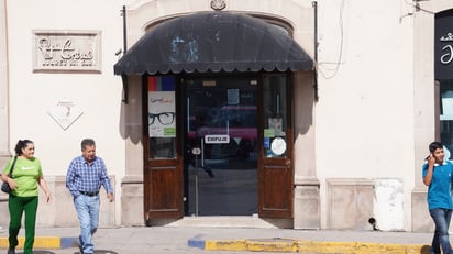 Estacionamiento. De más de 120 espacios de estacionamiento, apenas 6 están destinados a personas con discapacidad.