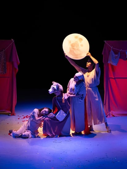 La puesta en escena combina danza, teatro y lenguaje poético para celebrar el cuerpo que cambia.