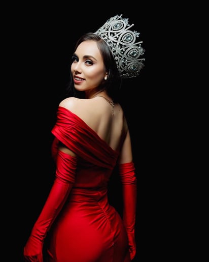 Figueroa destacó inicialmente en diversos certámenes de belleza, antes de iniciar su trayectoria en las canchas.