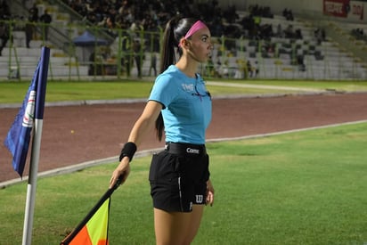 El público duranguense reconoce a Selene Figueroa, pues es frecuente su presencia en los partidos de Alacranes de Durango en la Liga Premier MX.