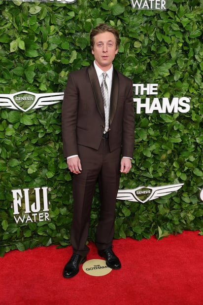 Jeremy Allen White con un traje de Louis Vuitton.