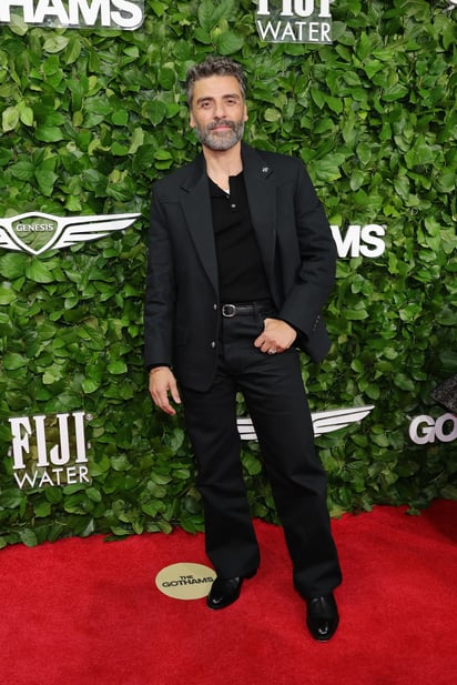 Oscar Isaac con un traje negro.