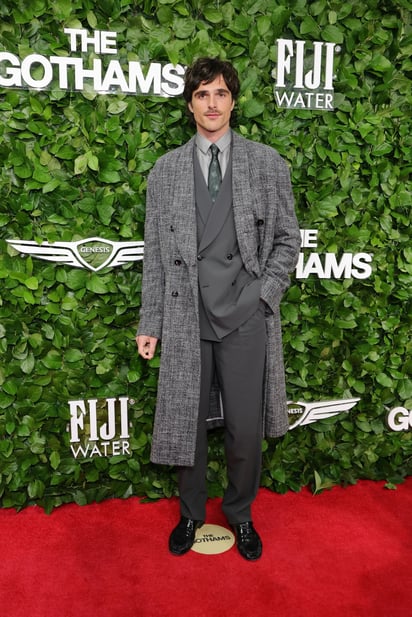 Jacob Elordi con un traje gris de Giorgio Armani.