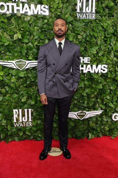 Michael B. Jordan con un traje cruzado de Giorgio Armani.