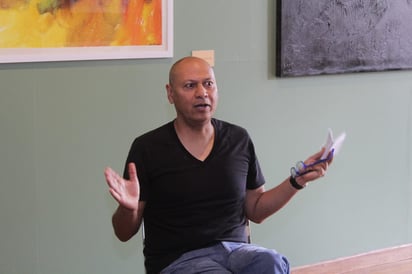 Óscar Mendoza pertenece a una generación de artistas que asumió la gráfica como un territorio de resistencia estética.