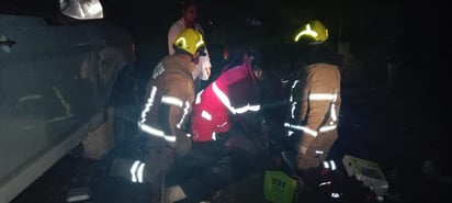 Luto.  Después de chocar contra un poste, un cable electrificado cayó y provocó el fallecimiento de un hombre de la tercera edad.