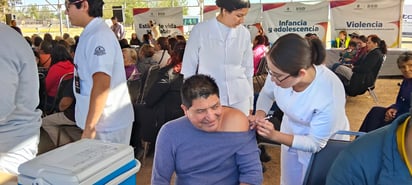 Afluencia. La campaña de vacunación realizada el lunes registró una gran presencia de personas que acudieron a inmunizarse, cerca de mil en un solo día y en un solo lugar.