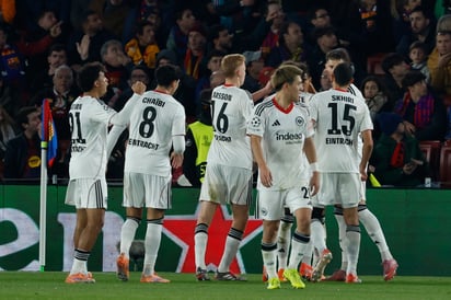 El Frankfurt comenzó dominando a un Barcelona que no se encontraba bien parado entre líneas.