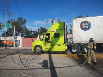 Reacción. Los bomberos acudieron para sofocar el incendio y el personal de CFE para cortar la corriente de los cables.