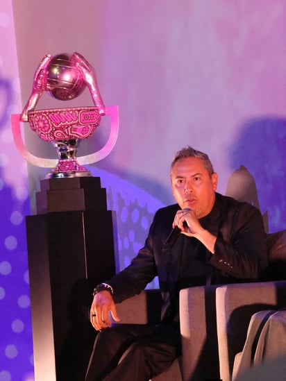 César Menchaca, reconocido impulsor del arte wixárika en México, diseñó el trofeo de la nueva liga.