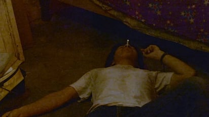 El corto retrata el verdadero horror, la falta de futuro, la culpa y las jaulas invisibles de la juventud.