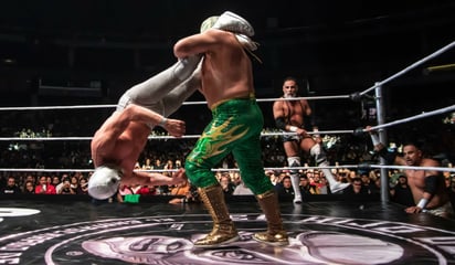 El Hijo del Santo se retiró tras 43 años de carrera profesional, venciendo en su última lucha con la llave de a caballo al Hijo de Fishman en el Palacio de los Deportes.