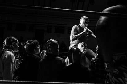 Postal. El Hijo del Santo se retiró tras 43 años de carrera profesional, venciendo en su última lucha con la llave de a caballo al Hijo de Fishman.