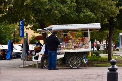 De todo. Entre papitas, cacahuates, bombones y chocolates, el carrito ambulante detiene a cualquiera con un antojo.
