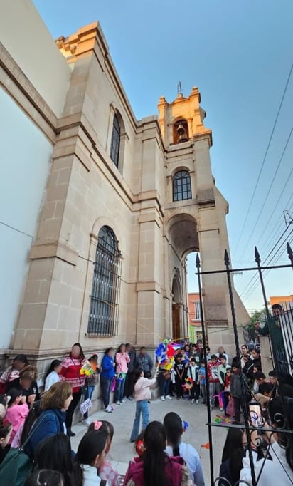 Piñata. Como cada año, iniciaron las posadas tradicionales en distintos templos de Durango, incluyendo las típicas piñatas.