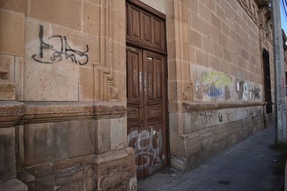 Falta de respeto. Edificios que llegaron a ser referencia para generaciones pasadas ahora son un lienzo para aquellos con pintura en spray.