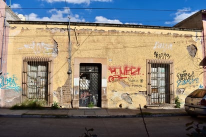 Una causa más. Aunado a todo el vandalismo, se le suma que es muy difícil y alto el manejo de un negocio en el Centro.