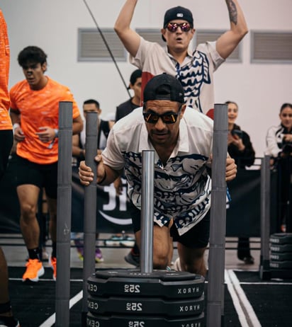 Amigos. Normalmente, los competidores suelen ser amigos que buscan llevarse al límite y apoyarse durante el reto.