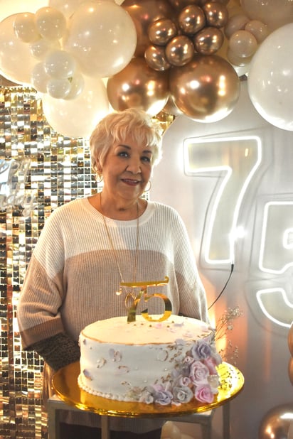 Irene Ojeda de Benítez agradeció a los presentes y especialmente a sus hijos por sorprenderla con esta celebración.