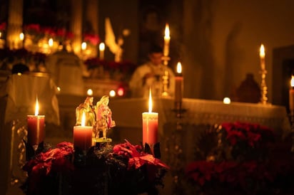 Participación. La comunidad también participa de manera activa durante la celebración y llevando sus velas.






