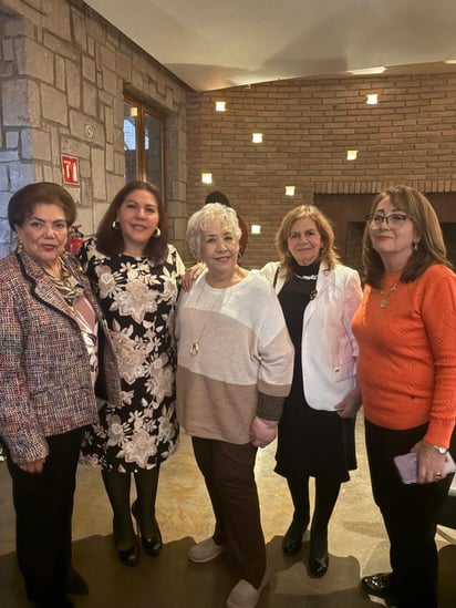 Muy feliz rodeada de familiares y amigos que la acompañaron.