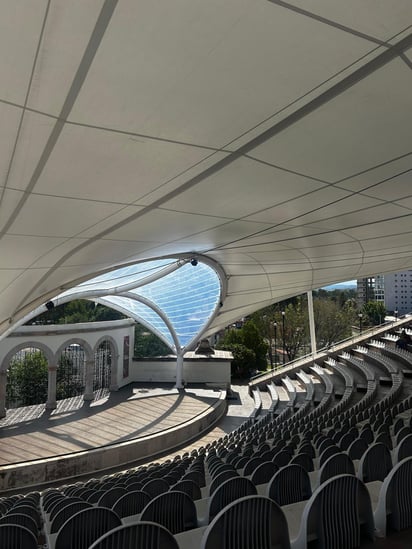 Partes limpias.- Los asientos y fachada de la velaria aún se conservan sin pintas ni daños visibles.