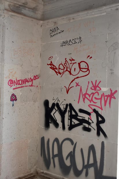 Sin sentido.- La estructura que sostiene la velaria está llena de pintas, mismas que deterioran su aspecto.