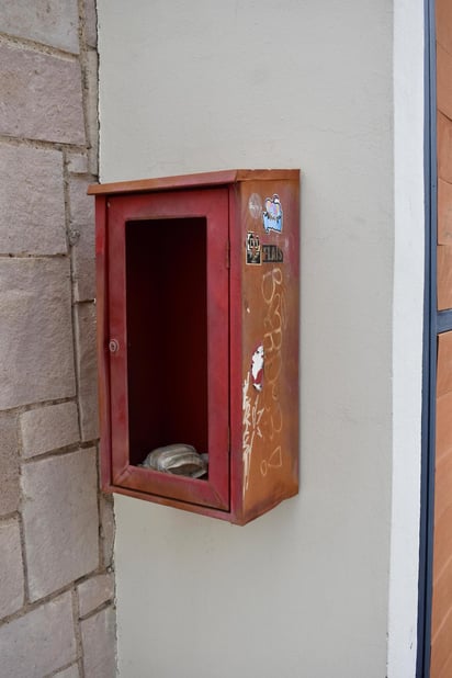 Sin equipo.- Porta extintor sin equipo y con visibles daños por pintas, lo que representa un riesgo para los usuarios.