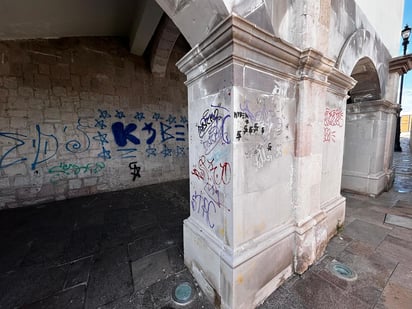 Columnas llenas.- Esta es una de las muchas columnas del recinto que se han visto afectadas.