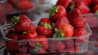 Bajas en calorías y ricas en agua, las fresas también promueven la saciedad y aportan beneficios visibles para la piel.