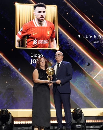 Reconocimiento. Los padres de Diogo Jota recibieron un homenaje de su hijo fallecido el 3 de julio del 2025.