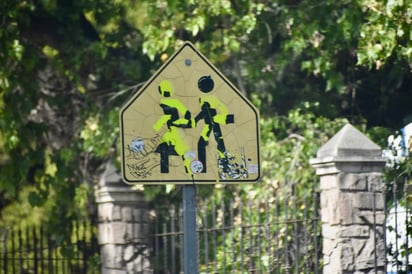 Cero visibilidad. Al retirar propaganda pegada o stickers, retiran pintura o dejan restos que dificultan la visibilidad.
