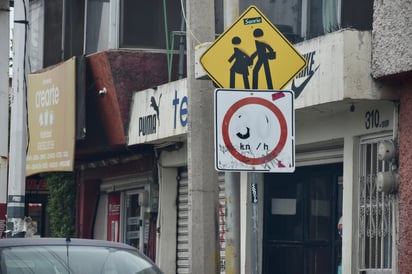 Poca visibilidad. Muchas 'paletas' se han deteriorado con el tiempo y, pese a estar en lugares concurridos, las autoridades no las renuevan.

