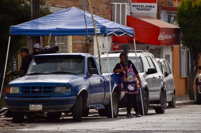 Último momento. En los últimos días se pudo ver cómo los comerciantes se colocaron en avenidas transitadas para vender su producto.













