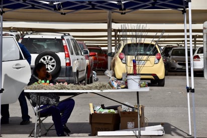 Variedad. En los puestos que se colocan a plena vista, tienen un amplio catálogo de 'cuetes'.