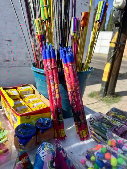 'Varitas de luz'. Para los más grandes, este mismo es un atractivo pues emite fuegos artificiales constantemente como una varita mágica.
