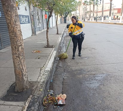 Barrido manual. Al menos 50 personas realizaron barrido manual en las calles del Centro Histórico.



