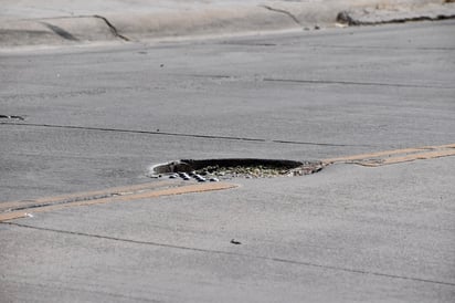 En plena calle. Muchos de estos registros sumidos se encuentran a la mitad de las calles; este problema afecta tanto a peatones como a ciclistas.
